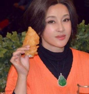 娱乐圈内吃瓜的明星,明星们如何成为吃瓜群众的新宠  第3张